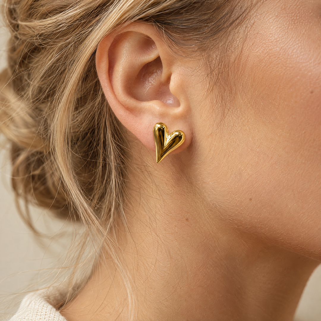 AMORA SCULPTED HEART STUD EARRINGS